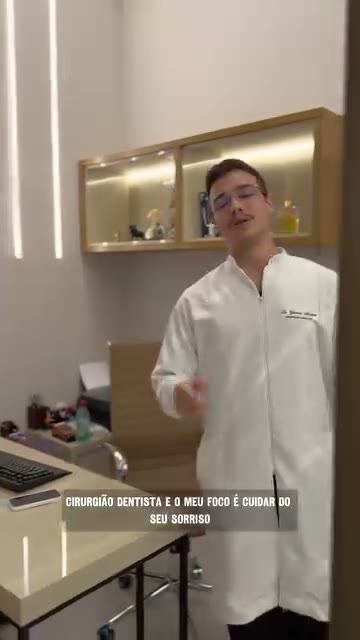 Dr. Gustavo Marques Carvalho no consultório